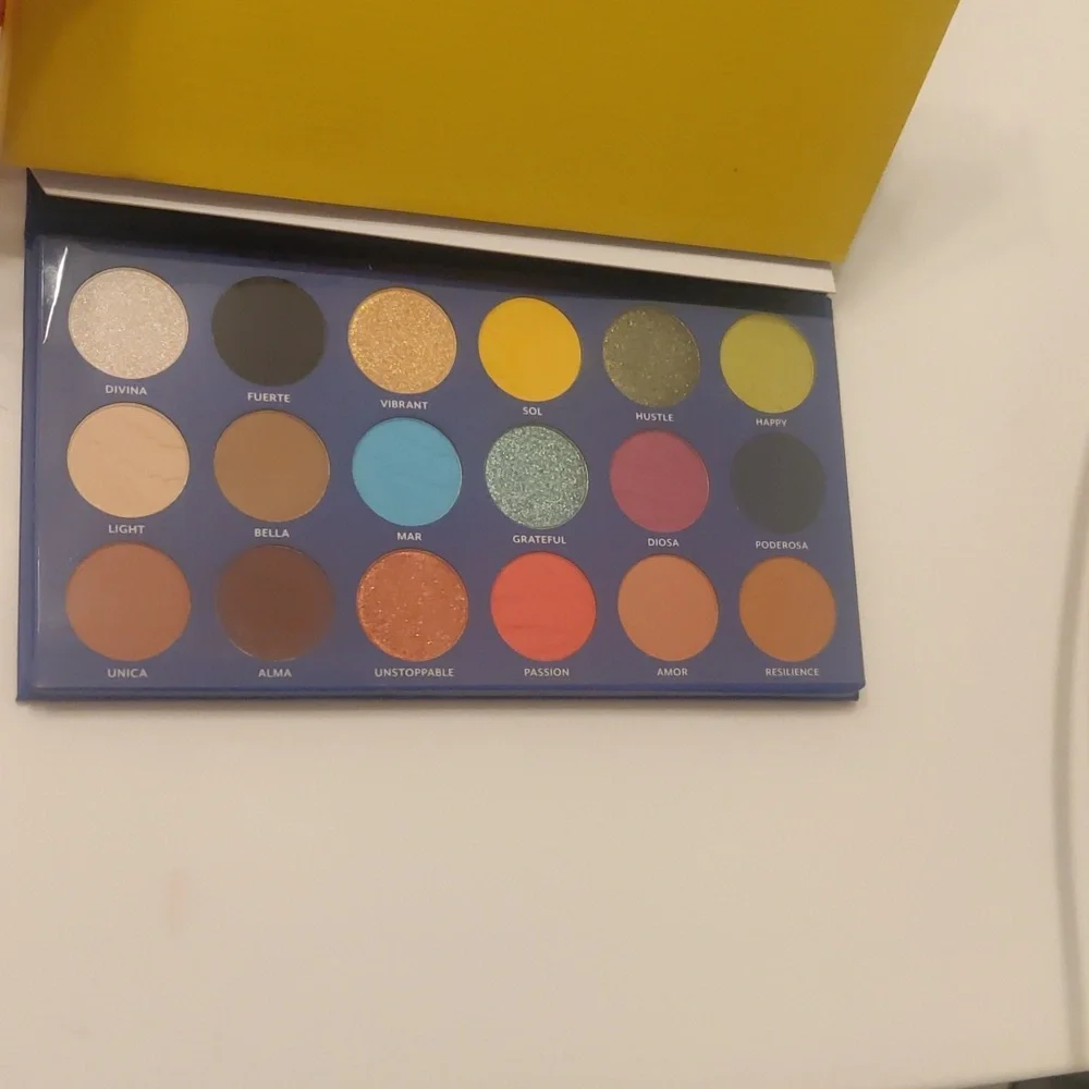 Tresluce Beauty BNIB Vivid 18 Eyeshadow Matte & Shimmer I Am Shadow Palette